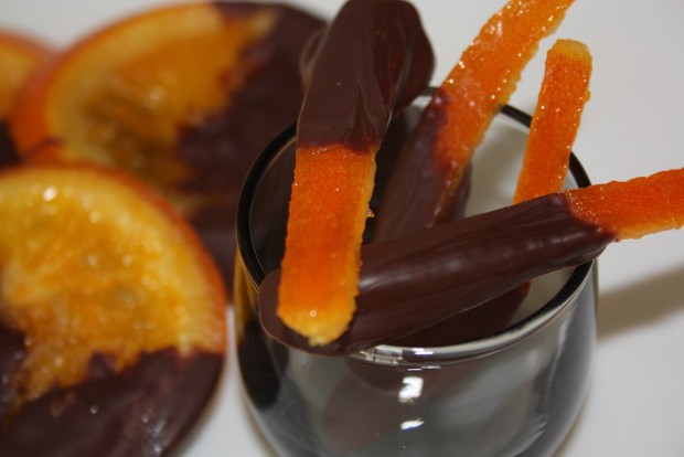 Naranja Confitada Con Chocolate Cuchara Cuchillico Y Tenedor