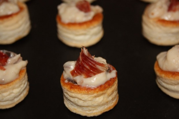 Volovanes Con Crema De Hongos Cuchara Cuchillico Y Tenedor